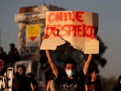 Un manifestante levanta un cartel que dice "Chile, despierta", en una manifestación a favor de otro proceso constitucional, este lunes en Santiago.