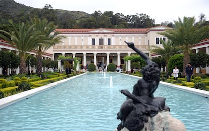 Jardines de la Getty Villa en Malibú, donde se exhibe una de las mayores colecciones privadas de arte etrusco, griego y romano.