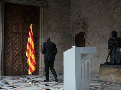 El 'president' de la Generalitat, Quim Torra, tras su declaración institucional en el Palau. En vídeo, Torra anuncia que convocará elecciones, sin concretar la fecha.