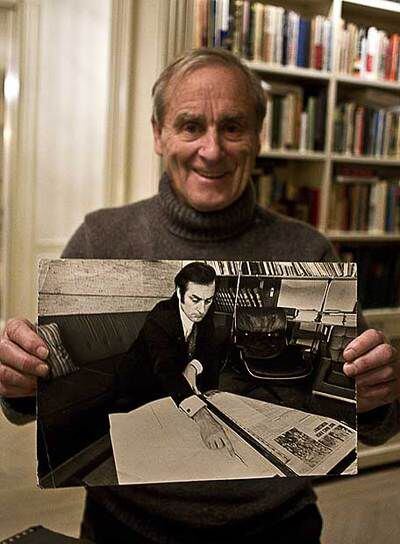 Harold Evans muestra en Nueva York una fotografía personal de su etapa de editor del periódico <i>The Sunday Times</i>.