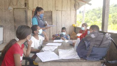 Carmen Valencia da clase en la parroquia de Mocole (Esmeraldas, Ecuador) a un grupo de alumnos que carece de dispositivos móviles para educarse. 