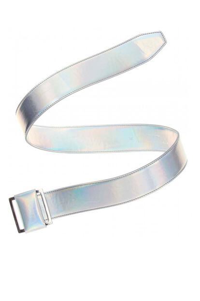 Los cinturones holográficos de Stella McCartney son un complemento muy atractivo para looks monocolor en blanco o negro (335 euros).
