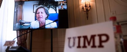 La presidenta de Unespa, Pilar González de Frutos, durante su participación por videoconferencia en los cursos de verano de la Universidad Internacional Menéndez Pelayo.