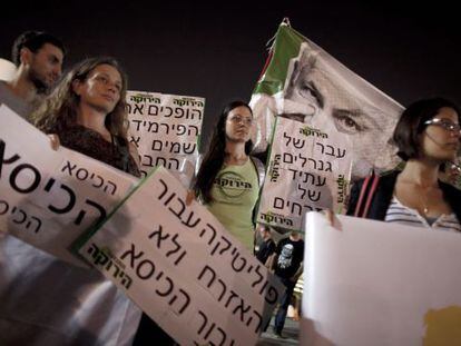 Manifestantes contra la decisión del primer ministro israelí, Benjamin Netanyahu, de formar un gran gobierno de coalición.