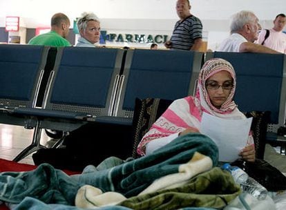 La activista Aminatou Haidar, el miércoles, en el aeropuerto de Lanzarote.
