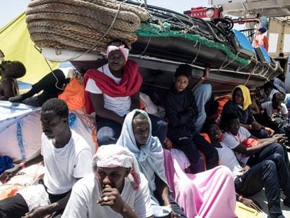 Migrantes rescatados en el Mediterráneo, a bordo del 'Aquarius' el pasado 10 de junio.