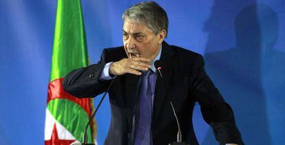 El candidato Ali Benflis en la rueda de prensa que ofreci&oacute; este martes en su cuartel general en Argel.