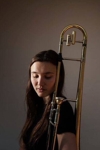 Payés posa con su trombón.
