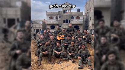Soldados israelíes en una captura de uno de los vídeos de TikTok en los que aparecen militares burlándose de la destrucción en Gaza.