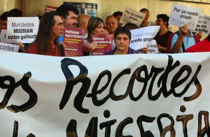 Varias asociaciones critican los recortes del Gobierno vasco