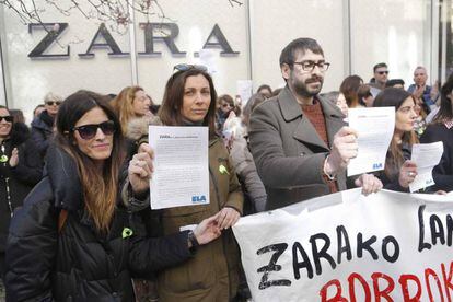 Trabajadores de Zara protestan por sus condiciones laborales ante la tienda principal de San Sebasti&aacute;n.