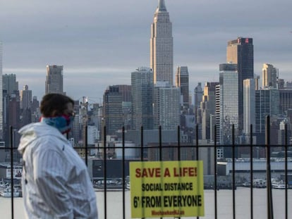 Un hombre con una mascarilla camina en Manhattan el 6 de abril de 2020.  