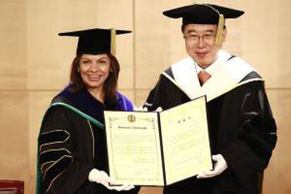 La presidenta de Costa Rica, Laura Chinchilla (izda), recibe el doctor honoris causa de la Universidad Hankuk de Estudios Extranjeros del presidente de la misma, Park Chul (dcha), en Seúl (Corea del Sur).