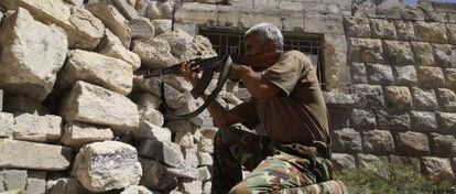 Un rebelde sirio durante un enfrentamiento con tropas de El Asad en Alepo.