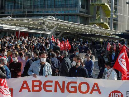Manifestación enfrente de la sede Abengoa, en Sevilla. 
