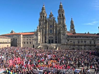 Miles de personas abarrotan este domingo la plaza del Obradoiro durante la manifestación contra la situación de la sanidad pública en Galicia.