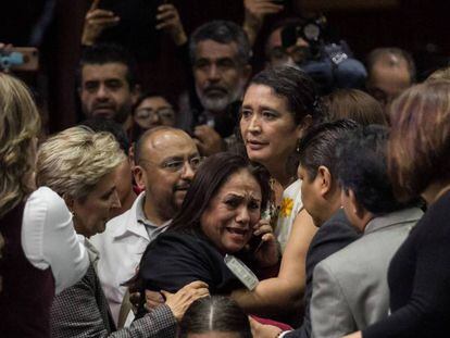 La diputada Carmen Medel, del Morena, se entera del asesinato de su hija durante la jornada del Congreso mexicano.