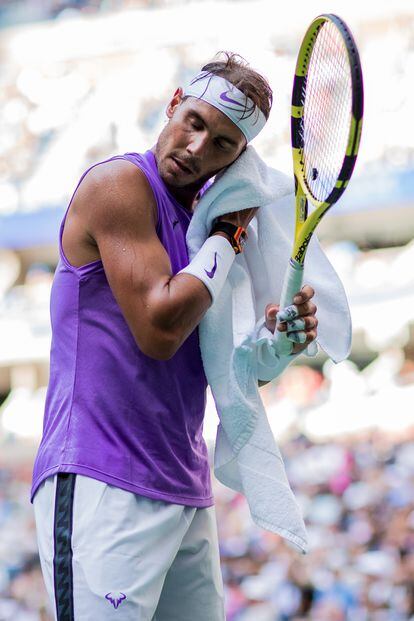 Rafael Nadal se enjuaga el sudor del rostro durante un partido contra el coreano Hyeon Chung, en el Open de EE UU de 2019 en Nueva York.