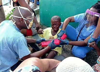 Médicos cubanos atienden a víctimas del terremoto en Jeremie, en el departmento de Grand'Anse.