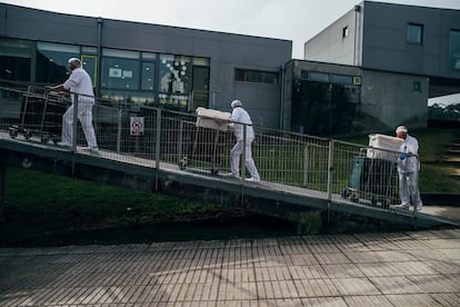 Desde las dos cocinas principales, cada día se transporta la comida a los otros centros. Los menús especiales, para alumnos con alergias e intolerancias, se preparan en Agro do Muíño. En la imagen, descarga de esos menús especiales en la escuela de Milladoiro un día de febrero.  