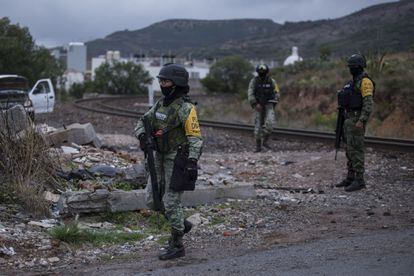 Elementos del Ejército resguardan la zona donde fueron hallados los cuerpos de cuatro personas en Zacatecas, este miércoles.