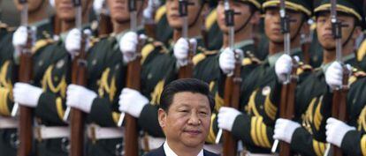 El presidente chino Xi Jinping pasa revista a la Guardia de Honor. 