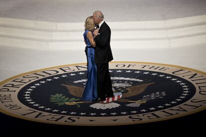 El vicepresidente Joe Biden y su esposa bailan en el acto de 'Commander in Chief'.