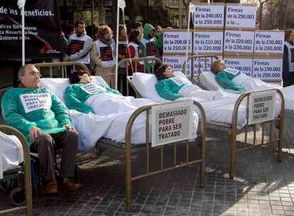 Activistas de Médicos sin Fronteras, durante una protesta ante la sede de Novartis en Barcelona.