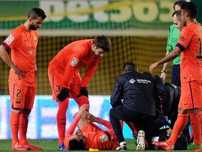 Sergio Busquets envoltat de companys després de lesionar-se el turmell dret.