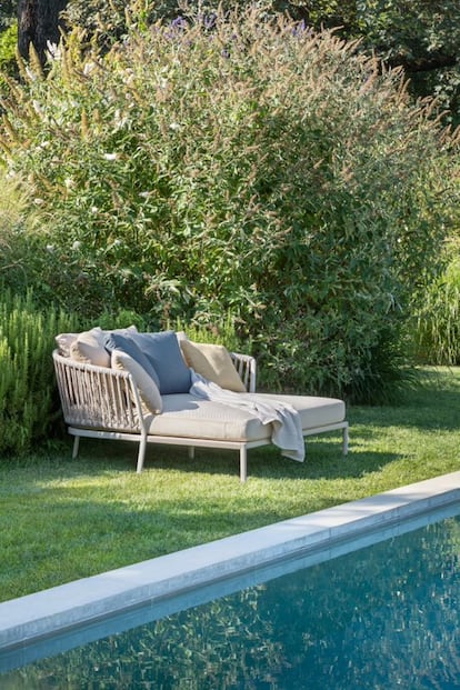 Su respaldo curvo y envolvente garantiza horas de descanso en este asiento al borde de la piscina.