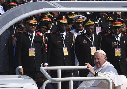 The Pope greets his arrival, before celebrating Holy Mass, in the city of Kinshasa this Wednesday.