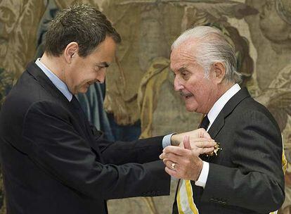 José Luis Rodríguez Zapatero impone la condecoración a Carlos Fuentes.