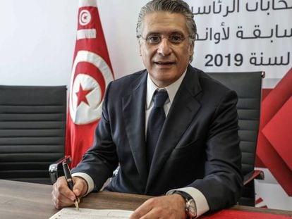 Nabil Karoui, en la sede de la Junta Electoral el día de la presentación de su candidatura a la presidencia de Túnez.