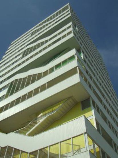 La torre d`habitatges de Via Favència, de 17 plantes, amb les escales a la vista.