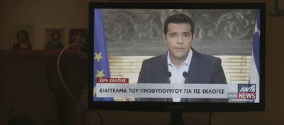 El exprimer ministro griego, Alexis Tsipras, anuncia su dimisi&oacute;n el jueves en un discurso televisado. 