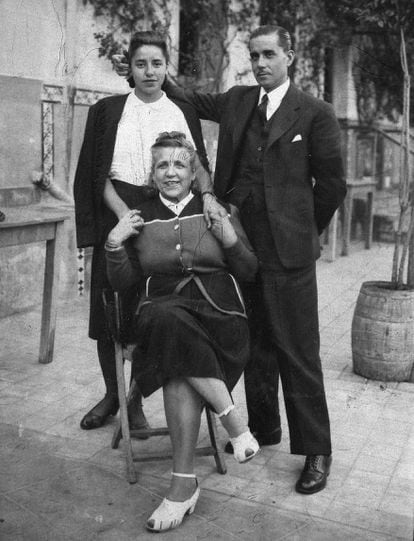 La escritora y pintora Margarita Manso, junto a su madre y su segundo marido, el médico Enrique Conde (1940).