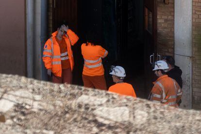 Sanitarios y trabajadores, en la entrada del pozo.  