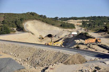 Obras del AVE inmediatas a un t&uacute;nel de la l&iacute;nea ferroviaria en Ba&ntilde;os de Molgas (Ourense).