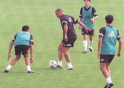 Ronaldo trata de eludir el asedio de varios jugadores durante un partidillo de entrenamiento.
