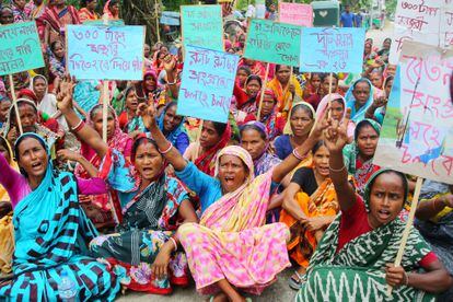 Bangladesh. Trabajadoras de una plantación de té en una manifestación en la que reclaman un aumento de sueldo, en agosto de 2022 en la localidad de Sylhet.