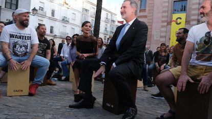 El rey Felipe toca el cajón flamenco, el lunes en Cádiz.