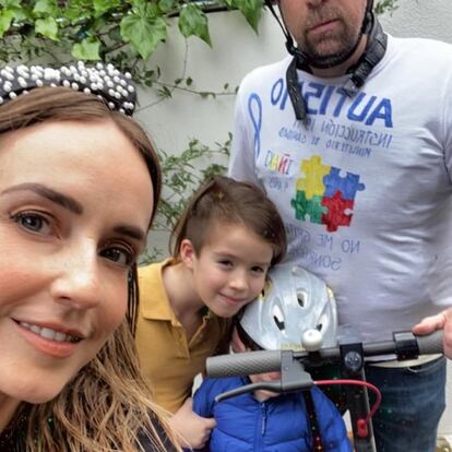 Rafael Sarmiento, vecino de Charmatín, con su mujer y sus hijos antes de salir a pasear con su hijo con Trastorno del Espectro Autista durante el confinamiento