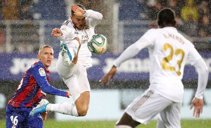 Hazard controla el balón con De Blasis detrás.