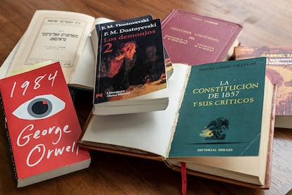 Algunos de las libros que marcaron a Enrique Krauze.
