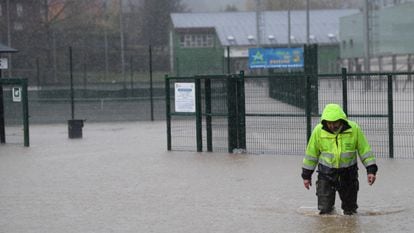 Un operario del Ayuntamiento de Arriondas camina por una calle completamente inundada, este miércoles.