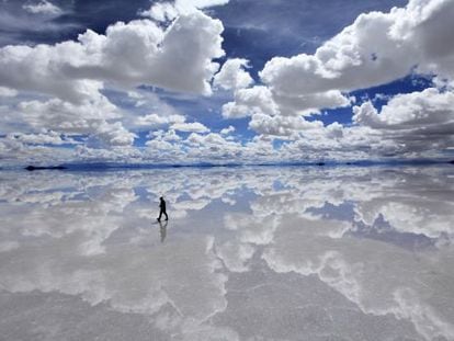 El salar de Uyuni, en Bolivia, ligeramente inundado durante la época de lluvias.