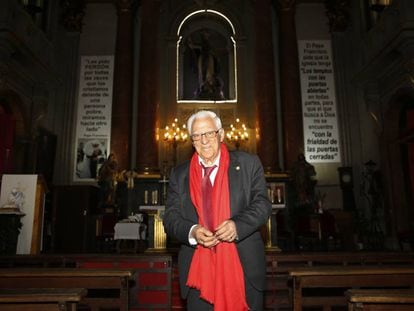 El padre Ángel, en la iglesia de San Antón.