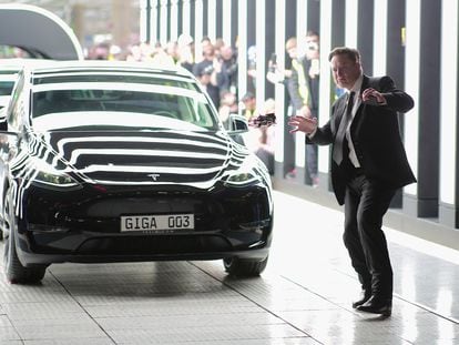 Elon Musk gesticula en la inauguración de la fábrica de Tesla en  Gruenheide, Germany, en 2022.