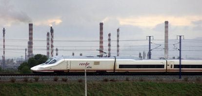 El tren AVE es uno de los principales reclamos de la firma Talgo, aquí circulando en pruebas por el Camp de Tarragona.