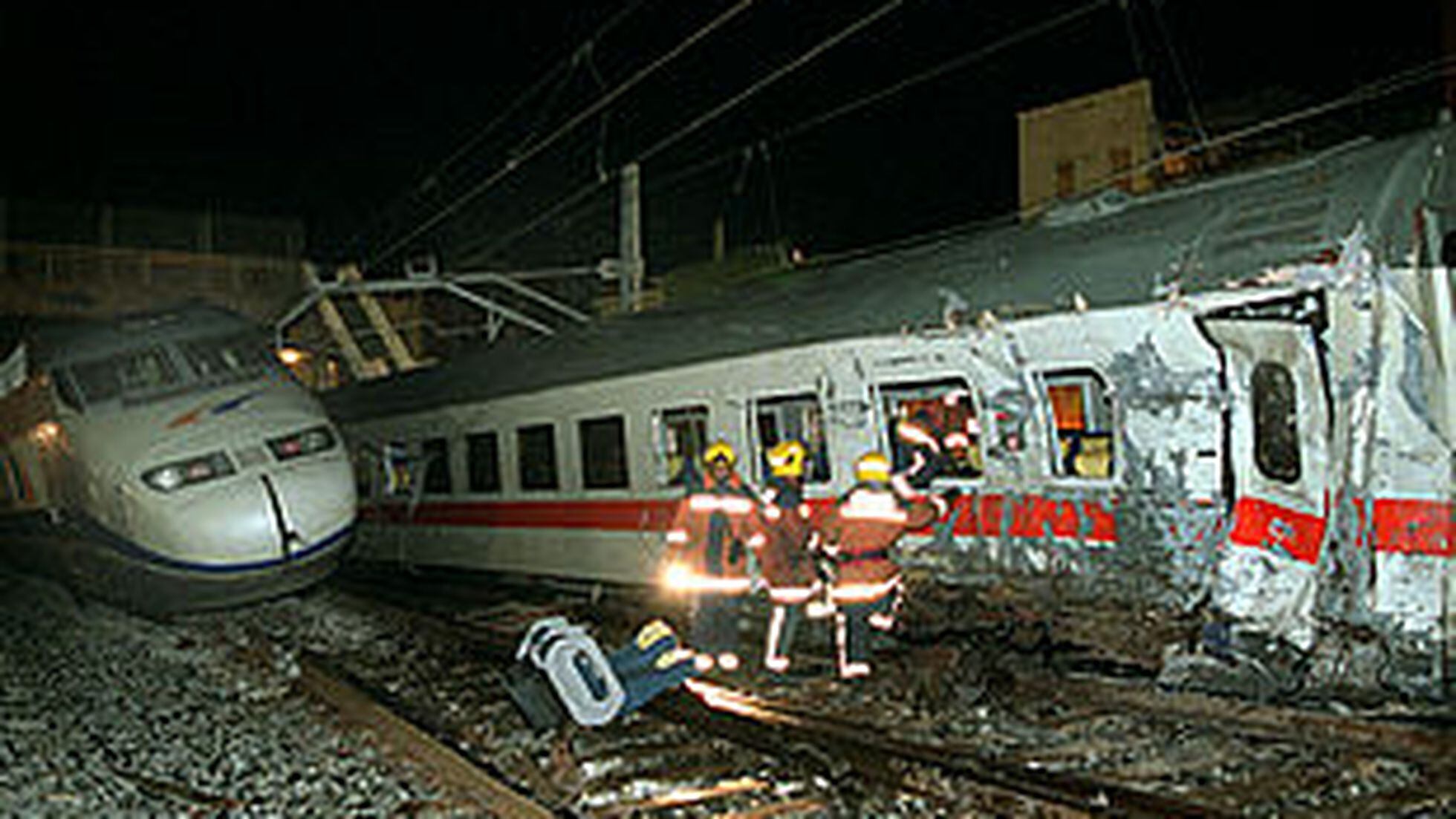 Un grupo de bomberos en el momento de entrar en el tren Catalunya Express,  junto al primer vagón del Euromed, a la izquierda. PLANO GENERAL - ESCENA |  Cataluña | EL PAÍS